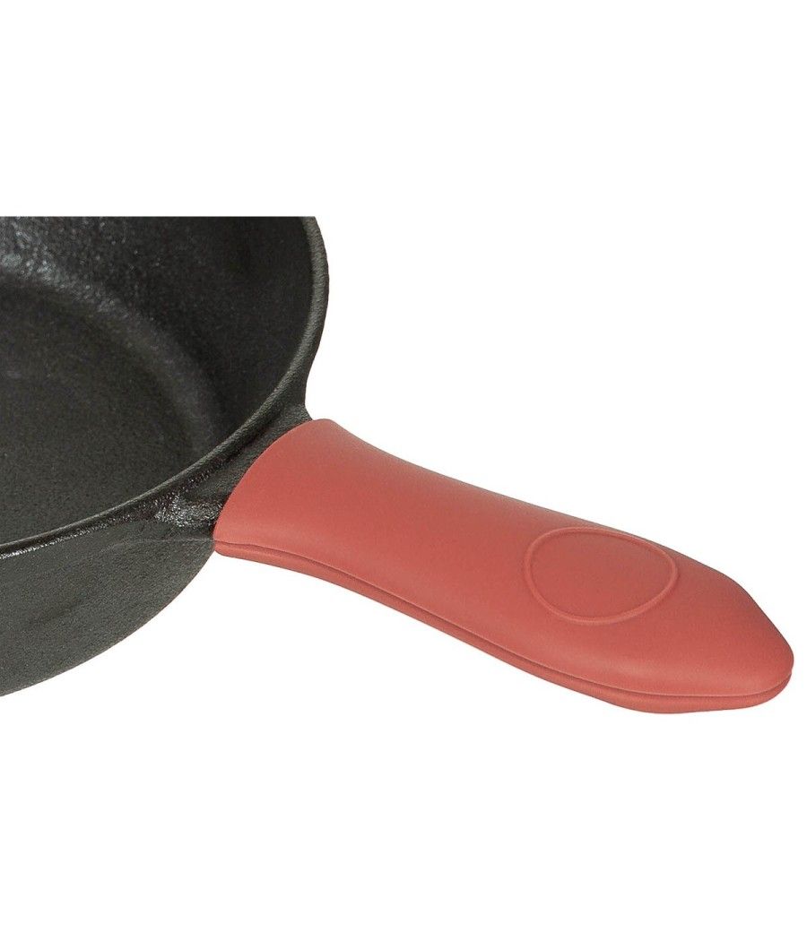 Manchon silicone installé sur poignée de poêle pour cuisine au feu de camp